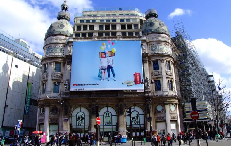 Skab stemning og genkendelighed med polyesterbannere i din pop-up shop